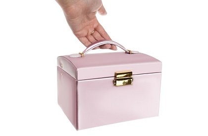 Elegancka szkatułka na biżuterię – różowa z zamkiem i satynowym wykończeniem