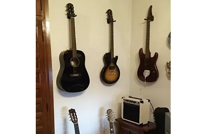 Uchwyt na gitarę – uniwersalny do instrumentów strunowych