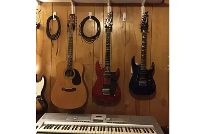 Uchwyt na gitarę – uniwersalny do instrumentów strunowych