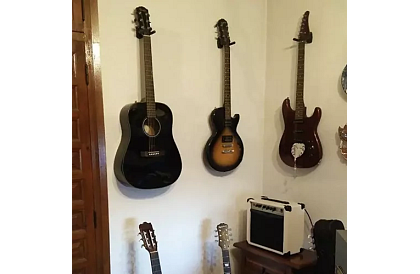 Uchwyt na gitarę – uniwersalny do instrumentów strunowych