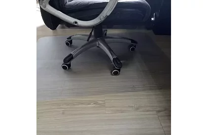 Podkład ochronny pod krzesło 90x130 cm - mleczny