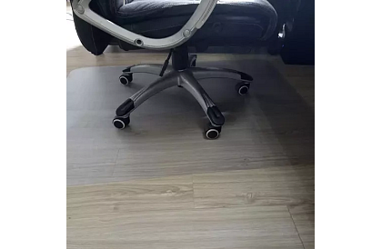 Podkład ochronny pod krzesło 90x130 cm - mleczny