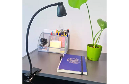 LED lampa na biurko z metalowym klipsem – czarna