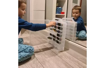 Plastowa walizka - organizer na samochodziki
