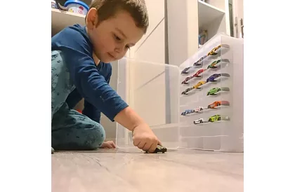 Plastowa walizka - organizer na samochodziki