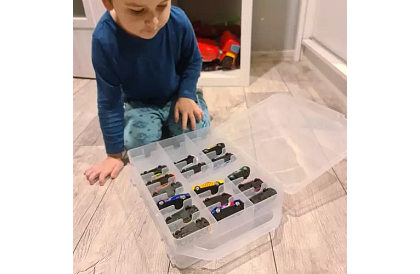 Plastowa walizka - organizer na samochodziki