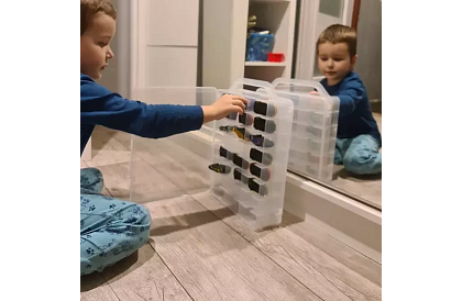 Plastowa walizka - organizer na samochodziki