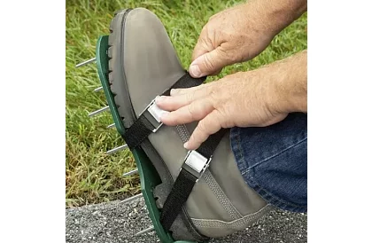 Uniwersalny aerator trawnika na buty