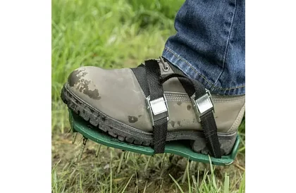 Uniwersalny aerator trawnika na buty