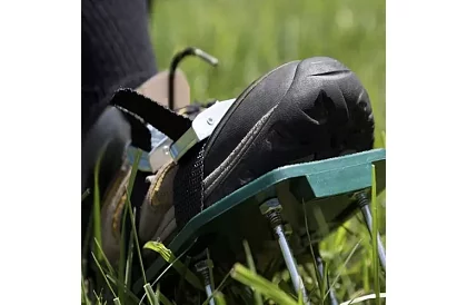 Uniwersalny aerator trawnika na buty