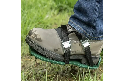 Uniwersalny aerator trawnika na buty