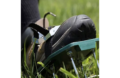 Uniwersalny aerator trawnika na buty