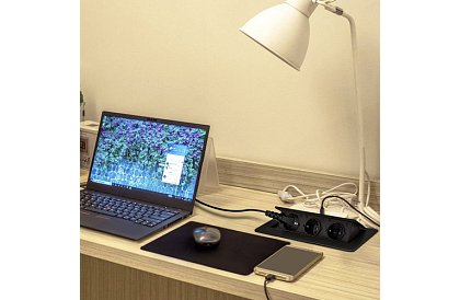 Wbudowane gniazdo wysuwane 3× 220 V – czarne