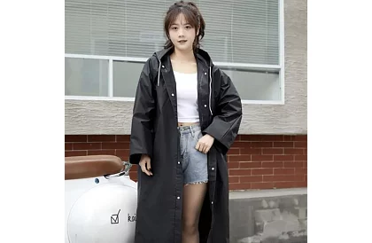 Silna czarna oversize peleryna