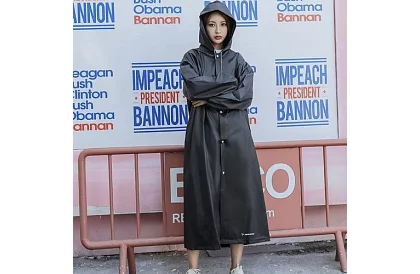 Silna czarna oversize peleryna