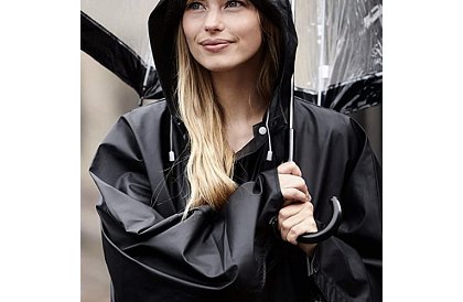 Silna czarna oversize peleryna