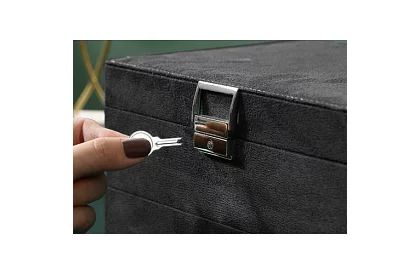 Elegancka zamszowa szkatułka na biżuterię - czarna