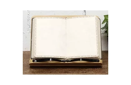 Drewniany stojak na książkę i laptop