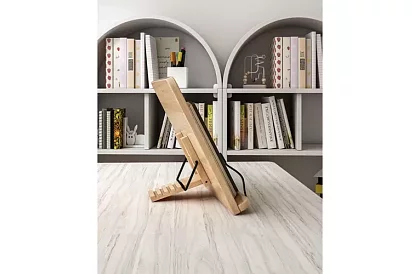 Drewniany stojak na książkę i laptop