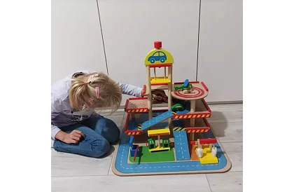 Drewniany parking – garaż dla dzieci