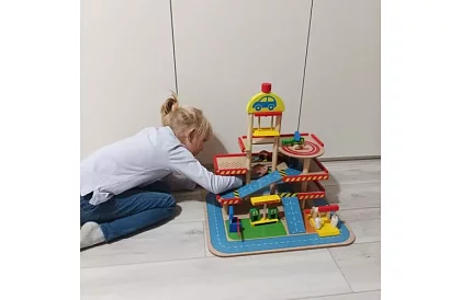 Drewniany parking – garaż dla dzieci