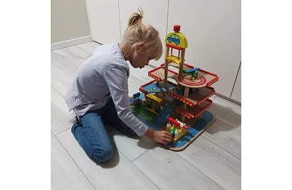 Drewniany parking – garaż dla dzieci