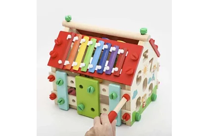 Drewniany edukacyjny domek sensoryczny