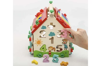 Drewniany edukacyjny domek sensoryczny