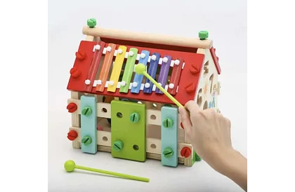 Drewniany edukacyjny domek sensoryczny