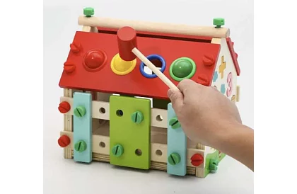 Drewniany edukacyjny domek sensoryczny