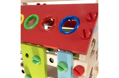 Drewniany edukacyjny domek sensoryczny