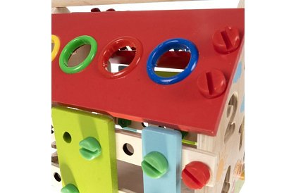 Drewniany edukacyjny domek sensoryczny