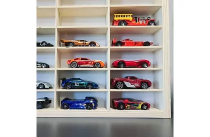 Drewniana półka – organizer na samochodziki – 80 przegródek