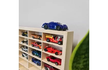 Drewniana półka – organizer na samochodziki – 80 przegródek