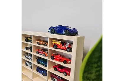 Drewniana półka – organizer na samochodziki – 80 przegródek