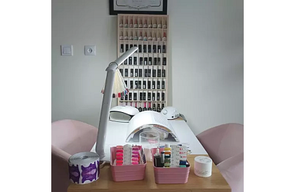 Drewniana półka – organizer na samochodziki – 80 przegródek