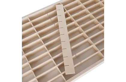 Drewniana półka – organizer na samochodziki – 80 przegródek