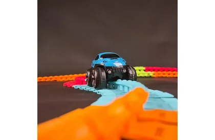 Tor wyścigowy o długości 4,8 metra + samochód