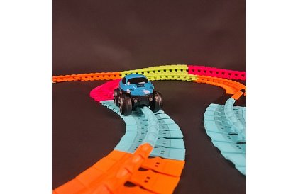 Tor wyścigowy o długości 4,8 metra + samochód