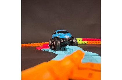 Tor wyścigowy o długości 4,8 metra + samochód