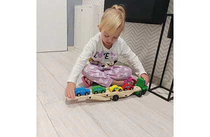 Drewniana ciężarówka do transportu samochodów z autkami