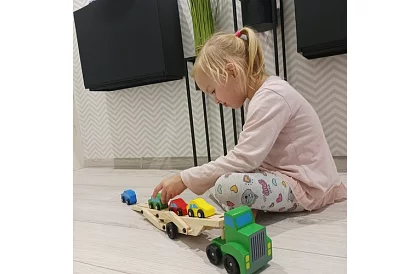 Drewniana ciężarówka do transportu samochodów z autkami