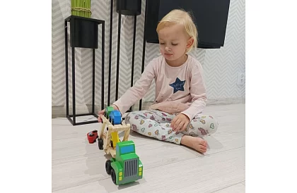 Drewniana ciężarówka do transportu samochodów z autkami