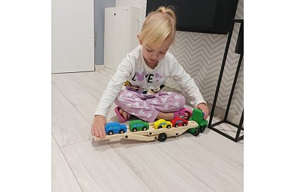 Drewniana ciężarówka do transportu samochodów z autkami