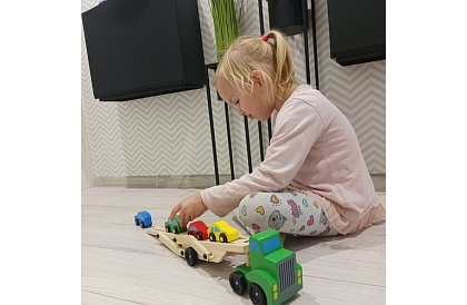 Drewniana ciężarówka do transportu samochodów z autkami