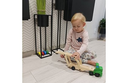 Drewniana ciężarówka do transportu samochodów z autkami