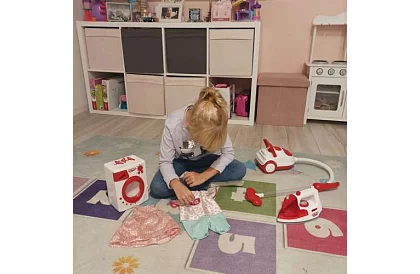 Zestaw urządzeń domowych – żelazko, pralka, odkurzacz