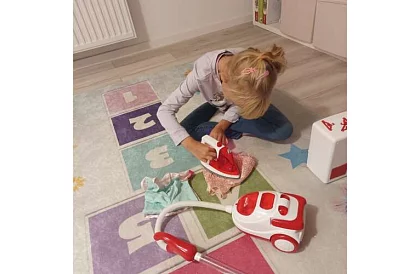 Zestaw urządzeń domowych – żelazko, pralka, odkurzacz