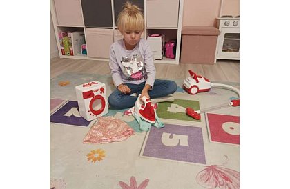 Zestaw urządzeń domowych – żelazko, pralka, odkurzacz