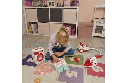 Zestaw urządzeń domowych – żelazko, pralka, odkurzacz